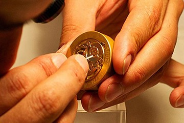 无锡卡地亚腕表换原厂电池